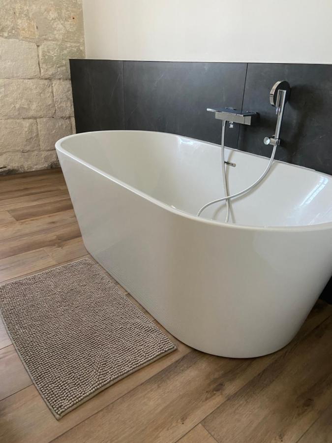 Loft Spacieux Au Coeur Des Remparts D'Aigues-Mortes Bagian luar foto