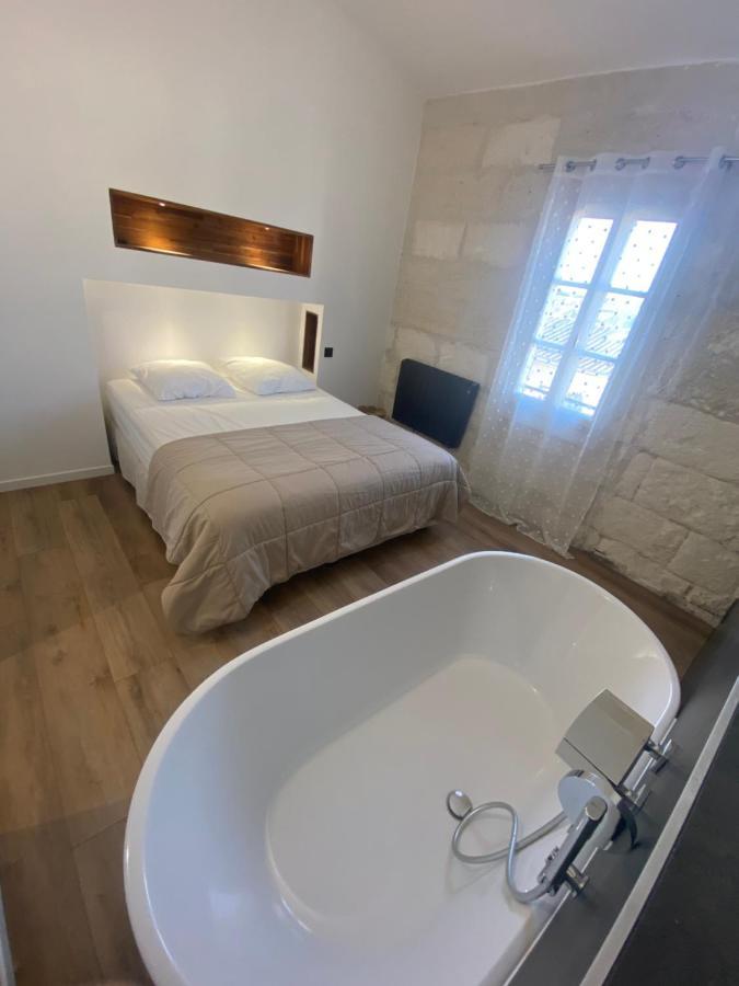Loft Spacieux Au Coeur Des Remparts D'Aigues-Mortes Bagian luar foto